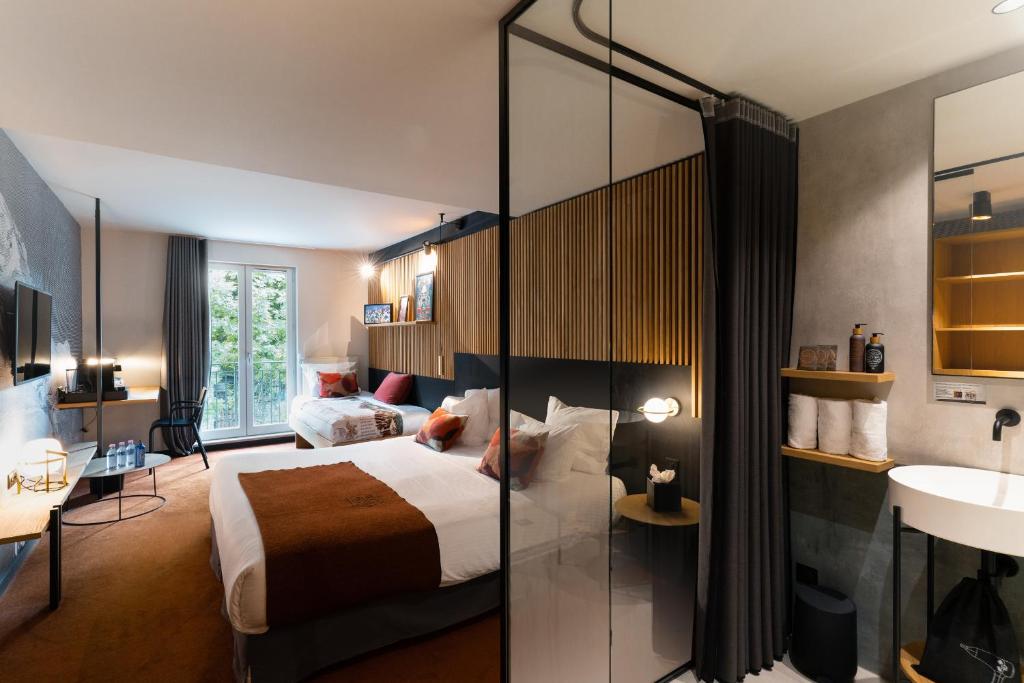 une chambre d'hôtel avec un lit et un lavabo dans l'établissement La Folie Douce Hotels Chamonix, à Chamonix-Mont-Blanc