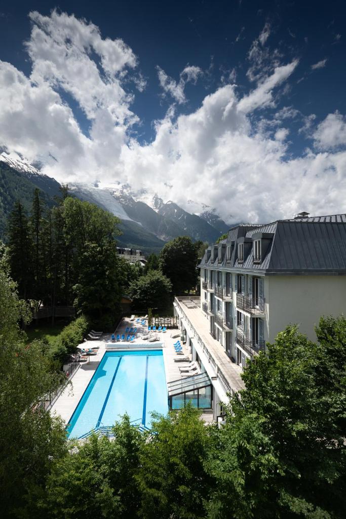 - une vue sur un hôtel avec une piscine dans l'établissement La Folie Douce Hotels Chamonix, à Chamonix-Mont-Blanc