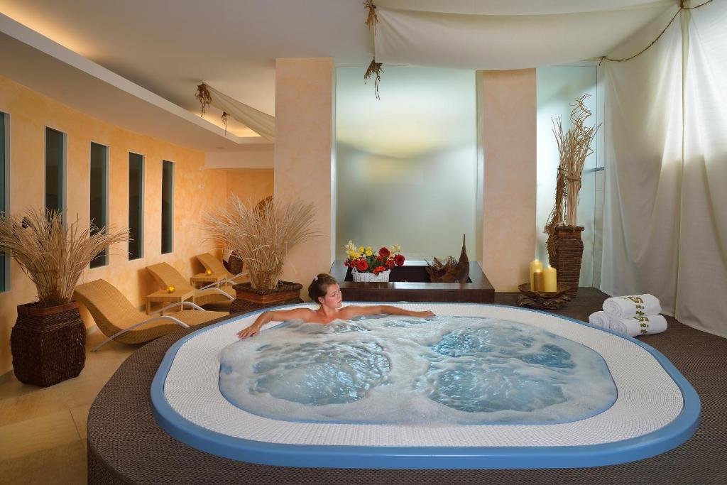 - un homme dans un bain à remous dans l'établissement Hotel Bel Sit, à Senigallia