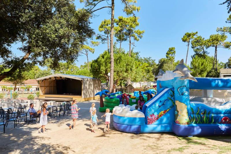 un groupe d'enfants jouant dans un parc aquatique dans l'établissement Camping Officiel Siblu Le Bois Dormant, à Saint-Jean-de-Monts