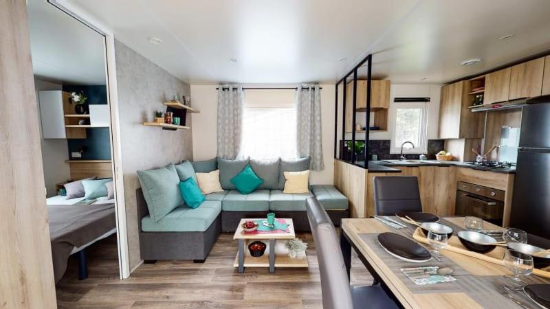un salon avec un canapé et une table dans l'établissement Camping Officiel Siblu Les Rives de Condrieu, à Condrieu