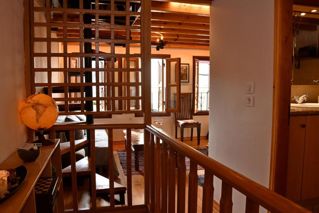 The three story old town house 5