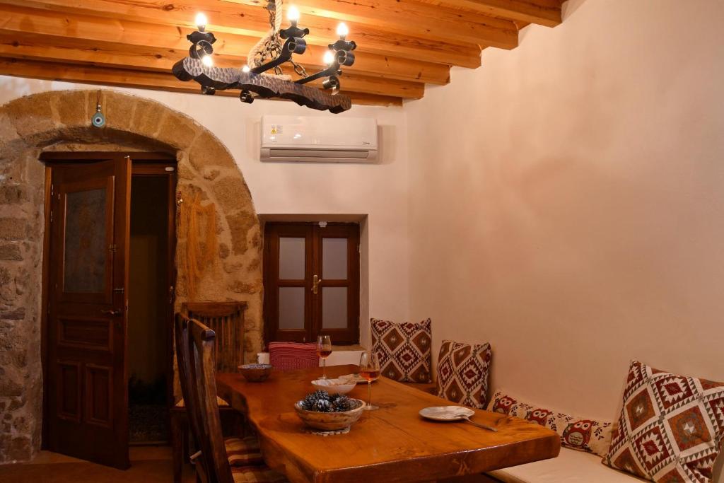 The three story old town house 4