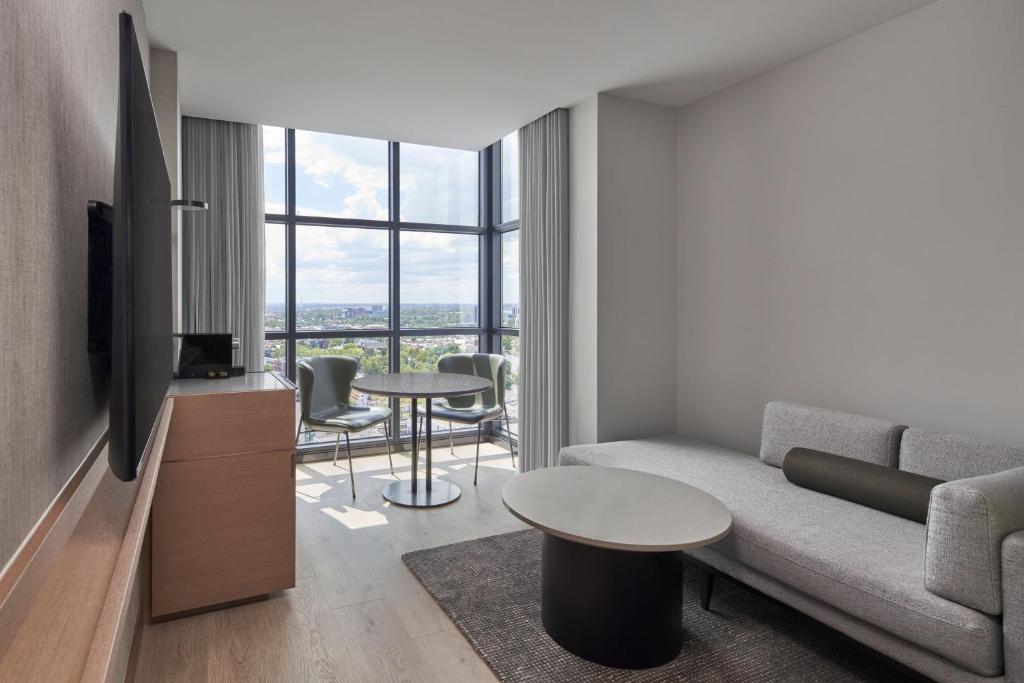 Courtyard by Marriott Melbourne Flagstaff Gardens Image