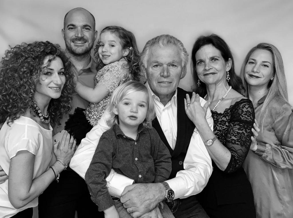 une photo en noir et blanc d'une famille posant pour une photo dans l'établissement Milton Boutique Hotel - Adults Only, à Lido di Jesolo