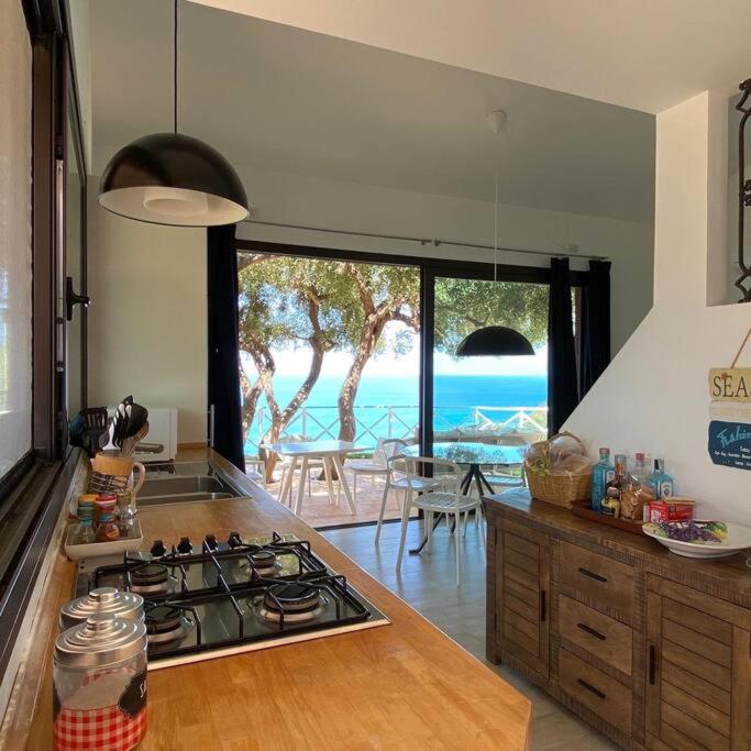 Il comprend une cuisine équipée d'une cuisinière. dans l'établissement Cefalu - luxury seaview villa x10, à Cefalù