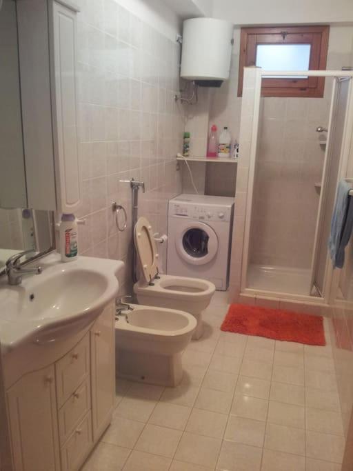 La salle de bains est pourvue d'un lavabo, de toilettes et d'un lave-linge. dans l'établissement Villa Pino with exclusive private pool only 50m from the beach, à Campobello di Mazara 33 autres photos