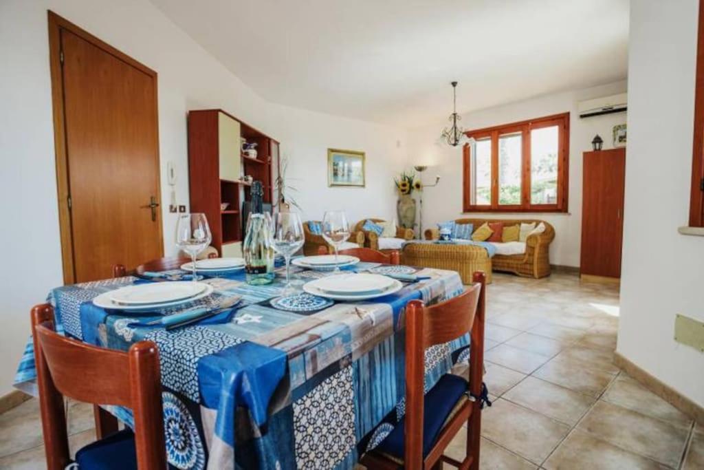 une salle à manger avec une table et des chaises et un salon dans l'établissement Villa Pino with exclusive private pool only 50m from the beach, à Campobello di Mazara