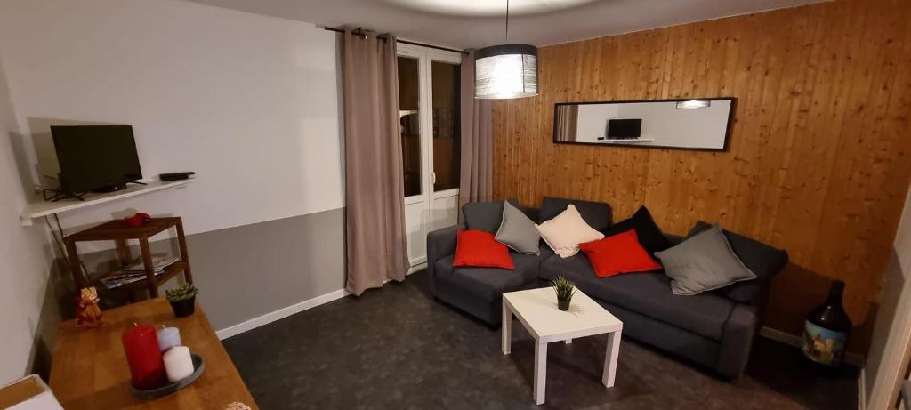 un salon avec un canapé et une télévision dans l'établissement Studio 57, à Orcières