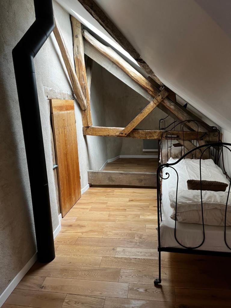 Cette chambre mansardée comprend un lit. dans l'établissement Gîte des 3 Marchands, à Buzançais 13 autres photos