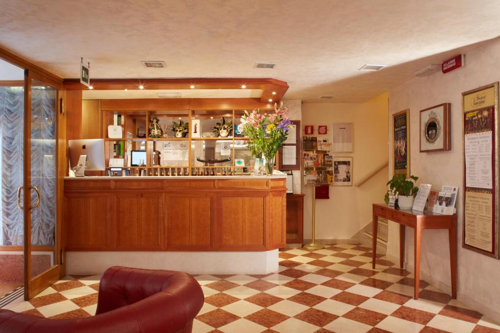 Hotel Commercio & Pellegrino Image