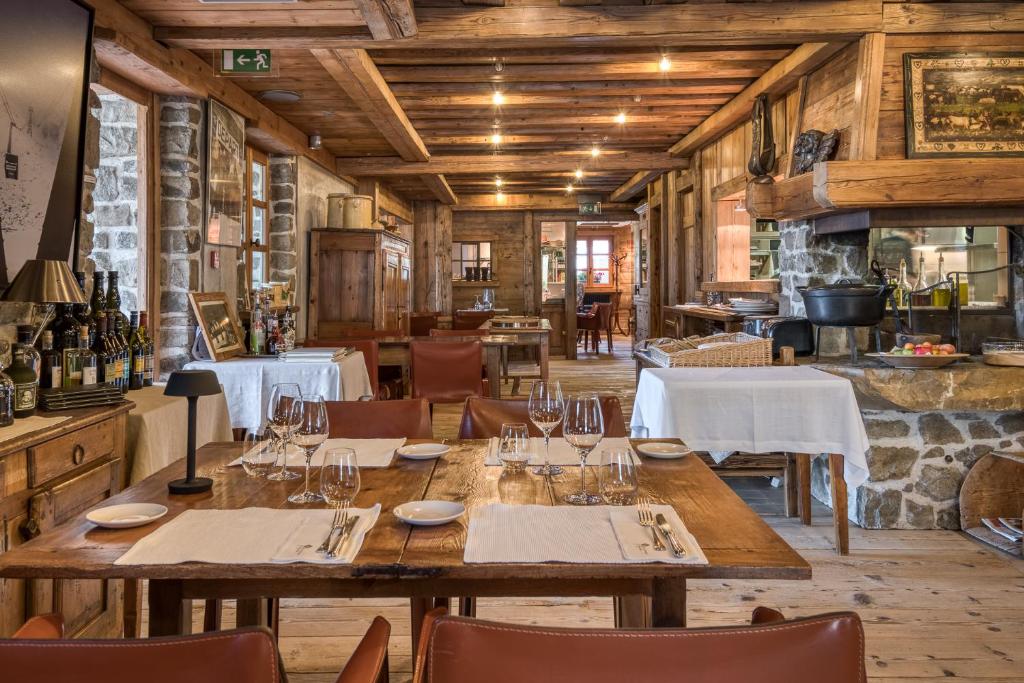 une salle à manger avec une table et des chaises dans l'établissement Hôtel Les Servages d'Armelle, aux Carroz d'Arâches