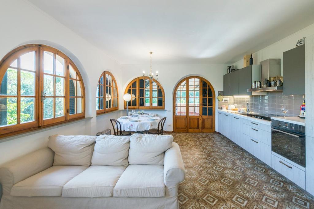 un salon avec un canapé blanc et une table dans l'établissement La Trifoglietta, à Cetona