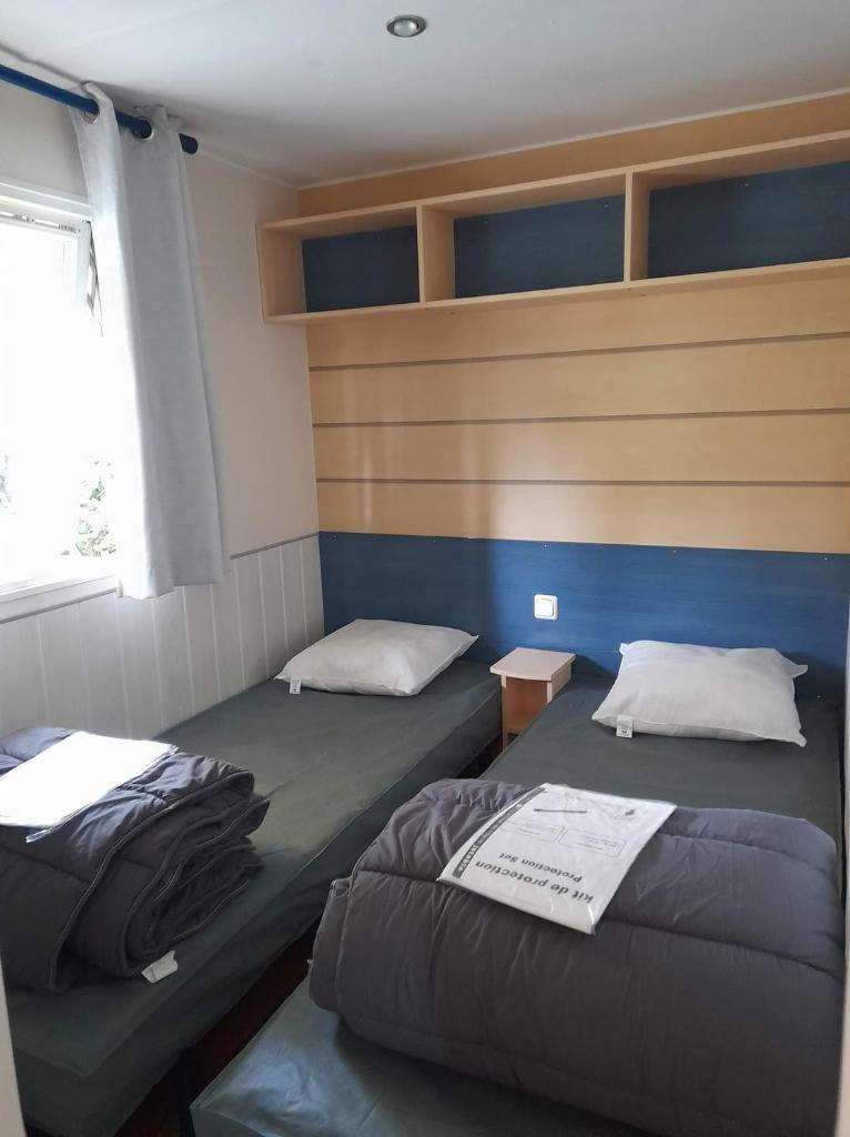 - une chambre avec 2 lits dans une chambre avec une fenêtre dans l'établissement F4 PREMIUM 6 pers PUY DU FOU 910CF, à La Boissière-de-Montaigu