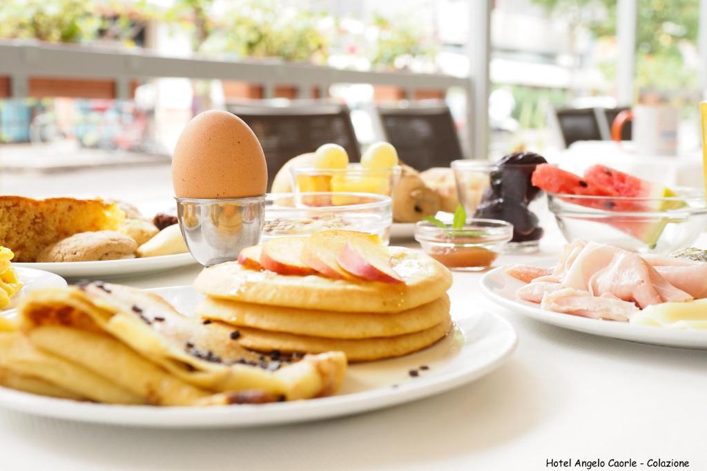 - une table avec des assiettes de crêpes et d'œufs dans l'établissement Hotel Angelo, à Caorle 50 autres photos