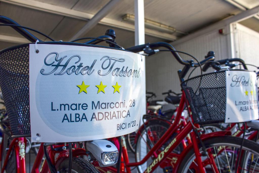 un tas de vélos garés les uns à côté des autres dans l'établissement Hotel Tassoni Maison, à Alba Adriatica
