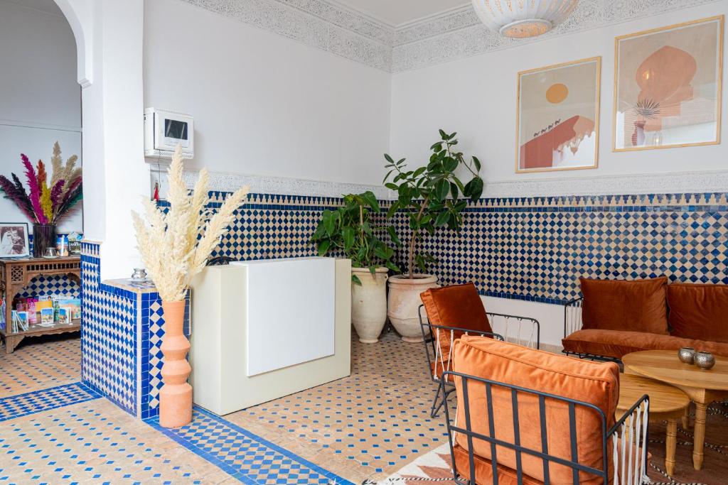 un salon avec un canapé, une table et des chaises dans l'établissement Riad Le Marocain, à Marrakech