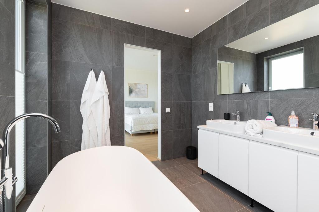 4bdr Modern and Stylish Apartment near Kadriorg with Free Parking 3