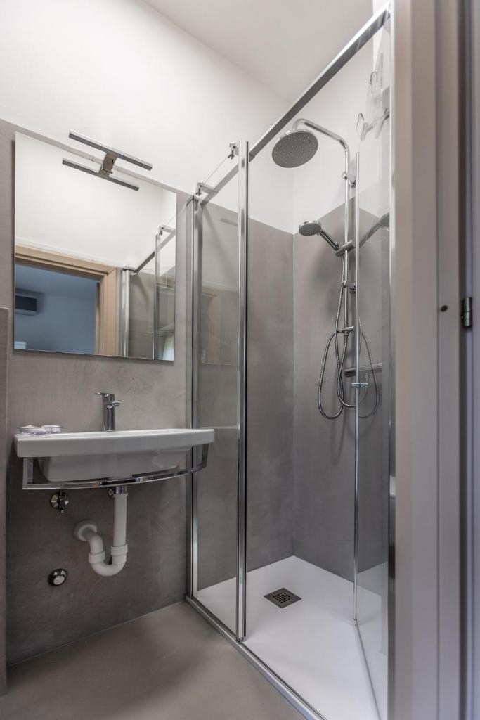 une salle de bain avec douche et lavabo dans l'établissement Hotel Al Molino, à Malcesine 197 autres photos