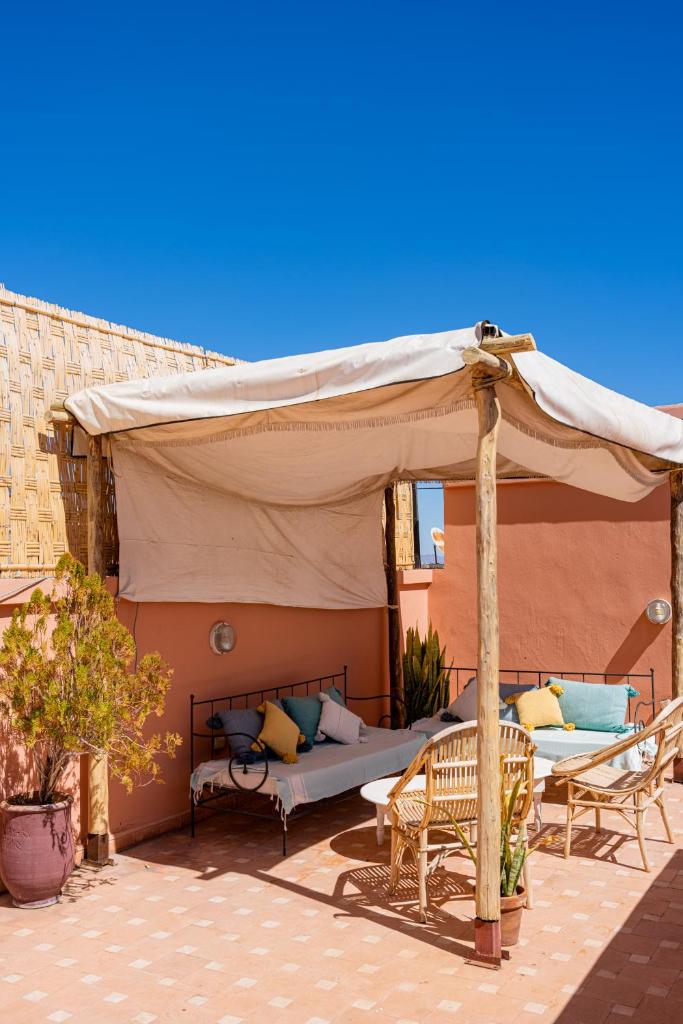 - une tente sur une terrasse avec un canapé et des chaises dans l'établissement Riad Le Marocain, à Marrakech