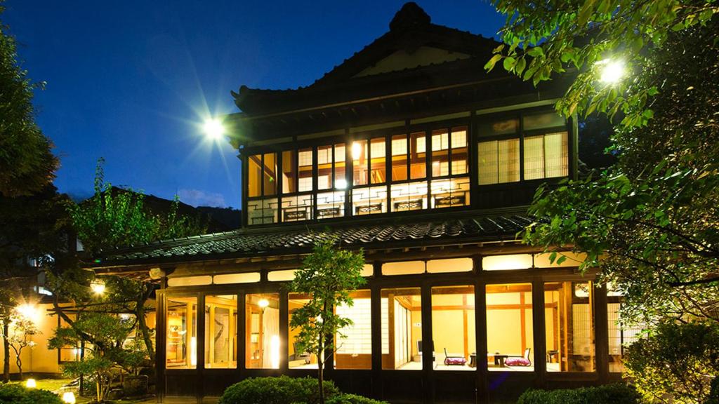 un bâtiment de style asiatique la nuit avec des lumières dans l'établissement Kocho, à Kaga