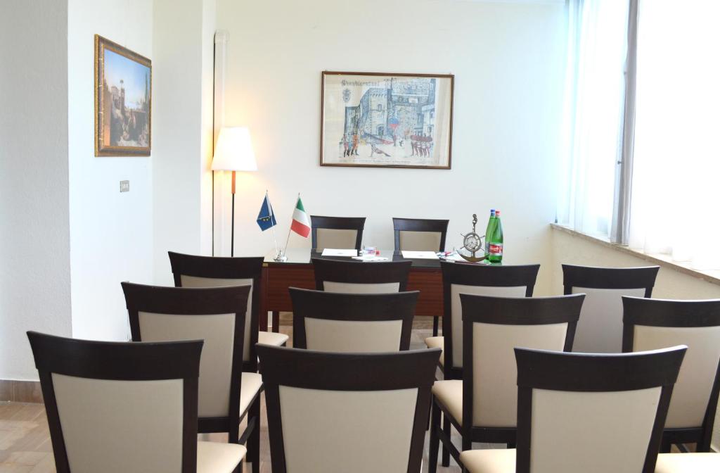 - une chambre avec des chaises et une table dans l'établissement Hotel Villa Eleonora, à Scauri