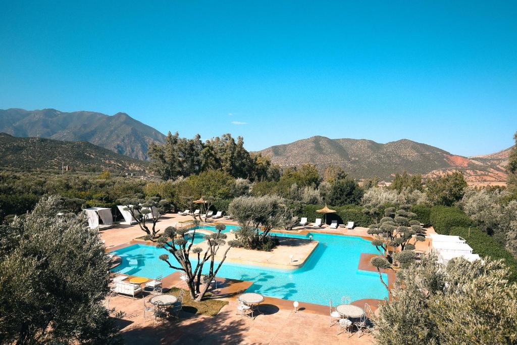 une vue aérienne d'un complexe avec piscine dans l'établissement Ksar Shama, à Ouirgane