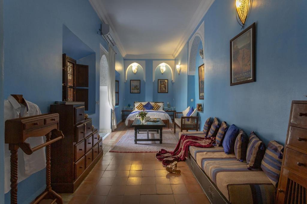 un salon avec des murs bleus et un canapé dans l'établissement Dar Sohane, à Marrakech