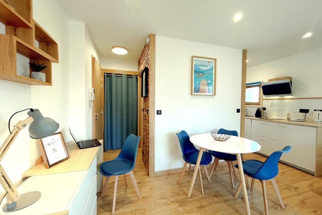 une petite cuisine et salle à manger avec une table et des chaises dans l'établissement L'Albigny - Lovely Studio - 150 m beach, à Annecy