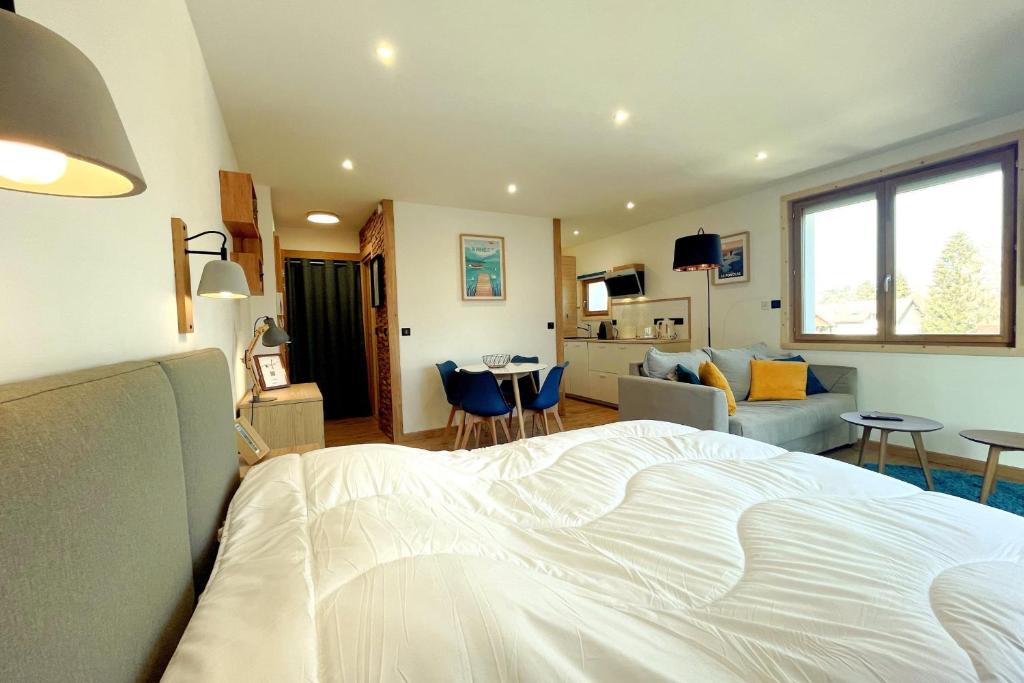 une chambre avec un lit et un salon dans l'établissement L'Albigny - Lovely Studio - 150 m beach, à Annecy