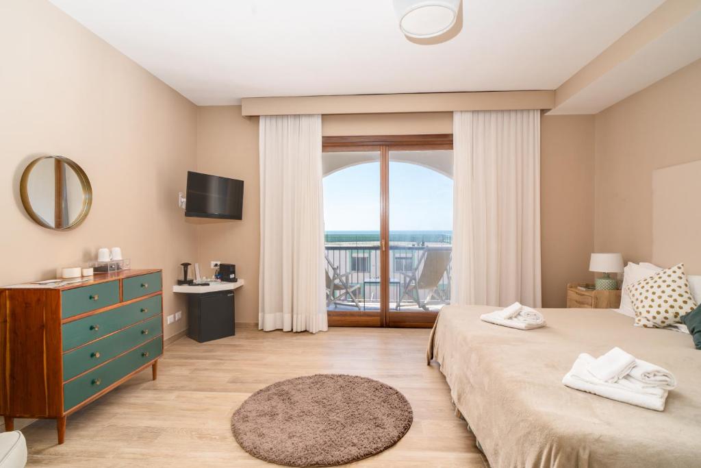 - une chambre avec un lit, une commode bleue et une fenêtre dans l'établissement Smy Civico Zero, à Tarquinia 124 autres photos