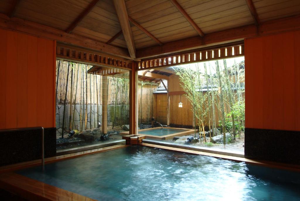 - une piscine dans une chambre dotée d'une grande fenêtre dans l'établissement Nishimuraya Honkan, à Toyooka