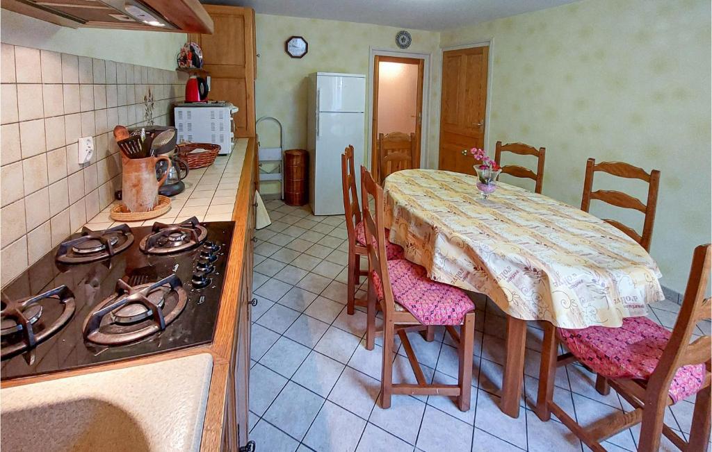 2 Bedroom Awesome Home In Bas-En-Basset 5