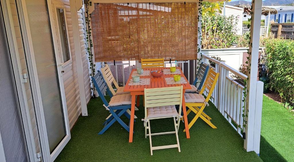une table et des chaises assises sur un balcon avec une table et des chaises dans l'établissement L'Exellence, à Fréjus