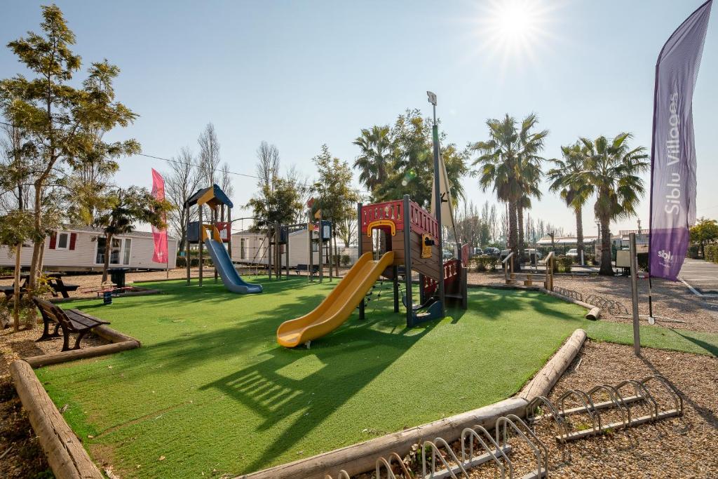 une aire de jeux avec un toboggan dans un parc dans l'établissement Mobil home Queen Margaret, à Fréjus