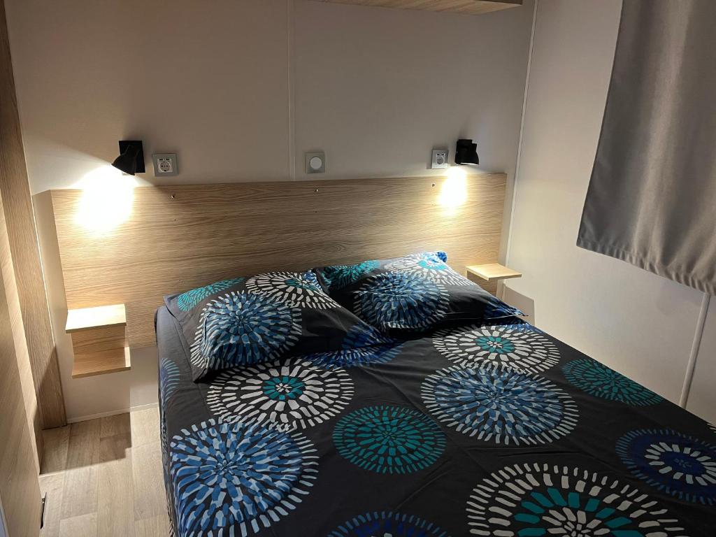 une chambre avec un lit avec deux oreillers dessus dans l'établissement Cap Rêve, à Lège-Cap-Ferret