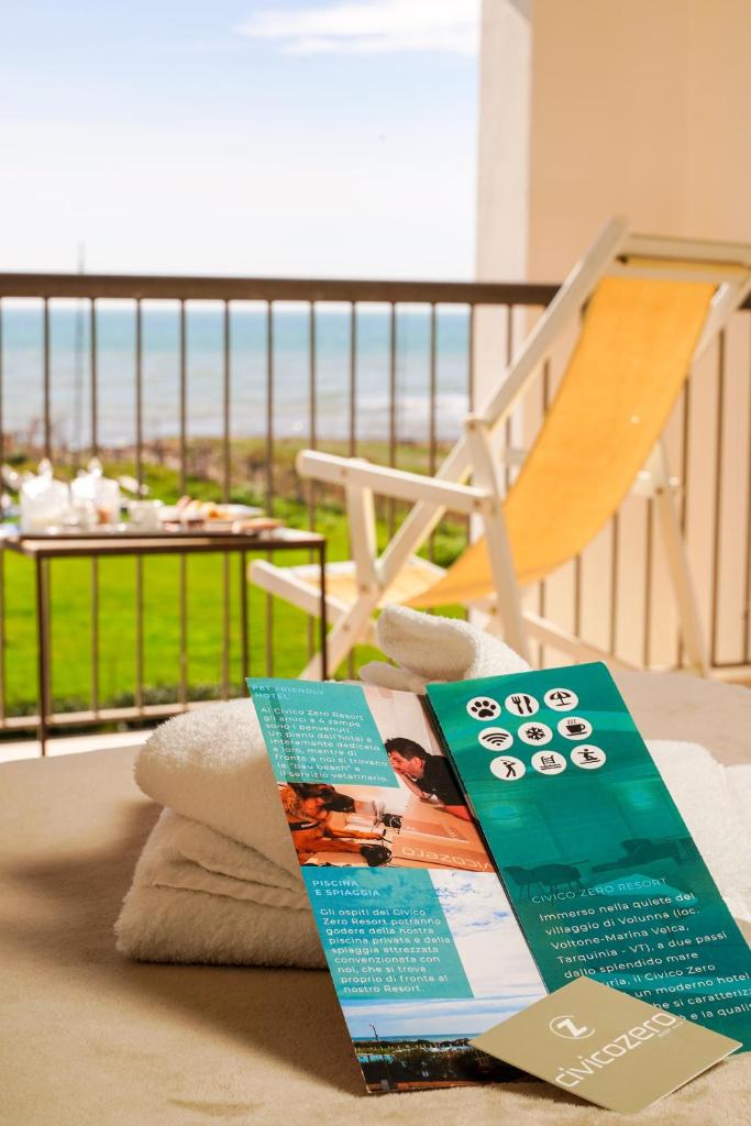 un livre assis à l'étage, à côté d'une chaise dans l'établissement Smy Civico Zero, à Tarquinia