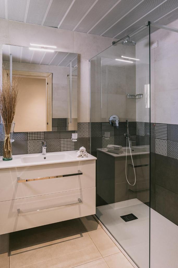 une salle de bain avec un lavabo et une douche dans l'établissement MClub Del Golfo, à Sorso