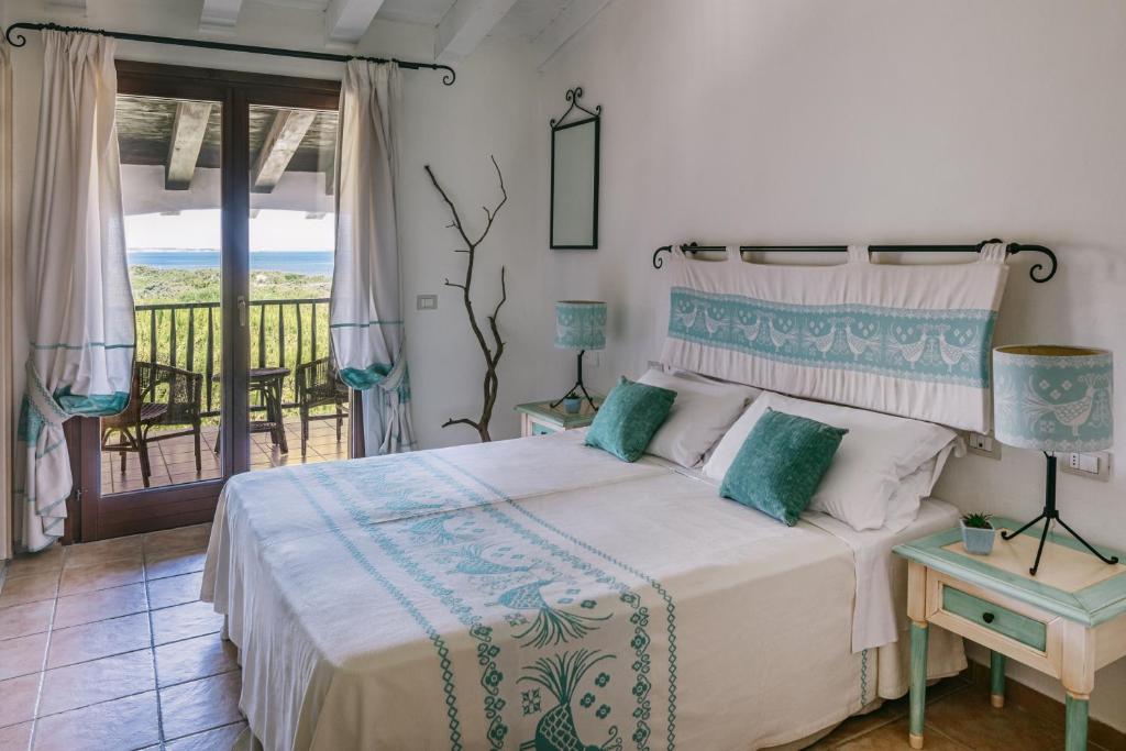 une chambre avec un lit et un balcon dans l'établissement MClub Del Golfo, à Sorso