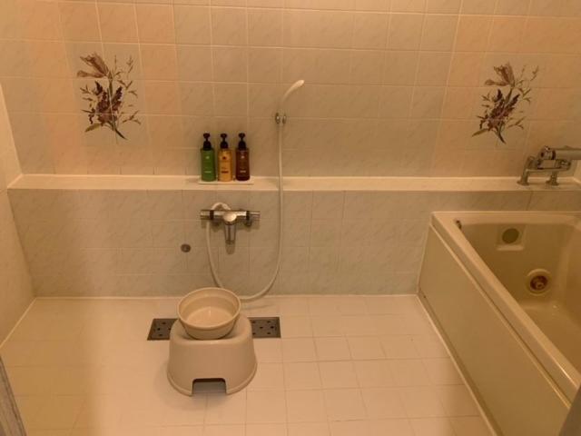une salle de bain avec une baignoire, des toilettes et un lavabo dans l'établissement Hotel HANAMIZUKI-Adult Only, à Otaru