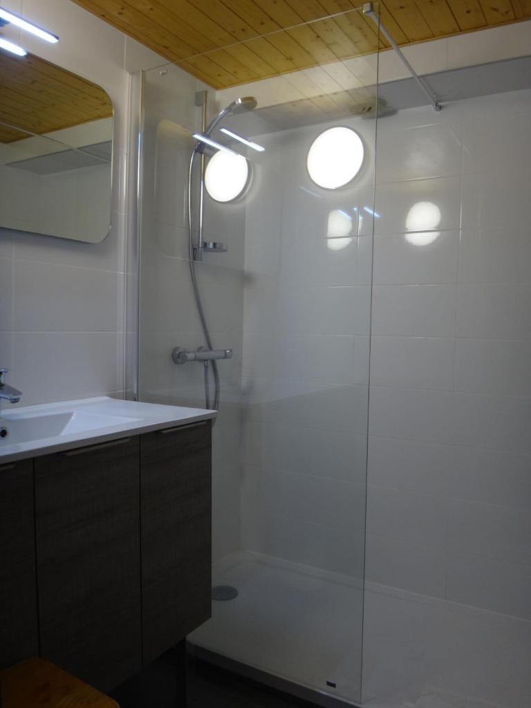 une salle de bain avec douche et lavabo dans l'établissement Chalet Gabriel, à Saint-Gervais-les-Bains