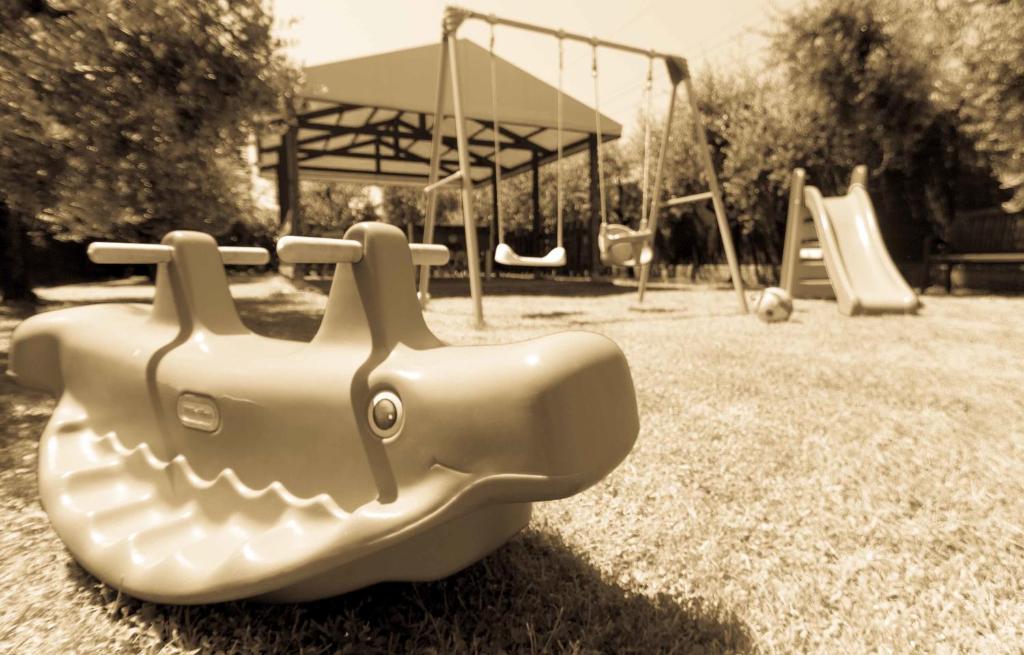 un parc avec une aire de jeux avec un toboggan dans l'établissement Hotel Costazzurra, à Grottammare