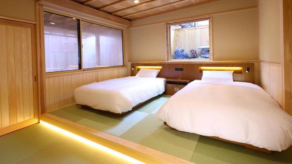 une chambre avec deux lits et une fenêtre dans l'établissement Shibu Onsen KOKUYA, à Yamanouchi 37 autres photos