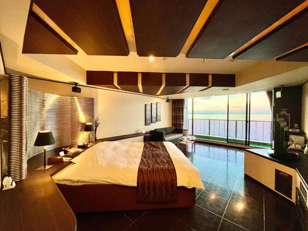 une chambre avec un lit et une vue sur l'océan dans l'établissement SKY Bali Style Beppu, Resort Love Hotel, à Beppu