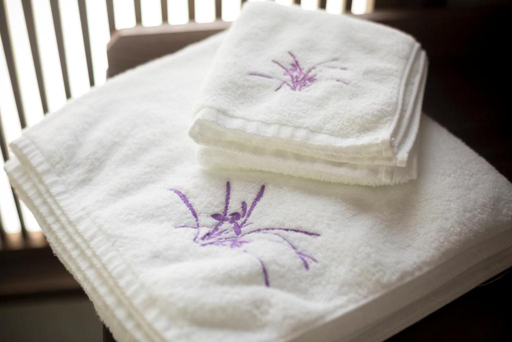 - un berceau blanc avec 2 serviettes et une araignée dans l'établissement Sakaeya, à Yamanouchi