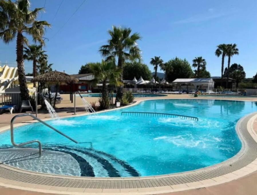 - une grande piscine d'eau bleue dans un complexe dans l'établissement Le Moorea Mobilhome Camping le Montourey 4 étoiles, à Fréjus