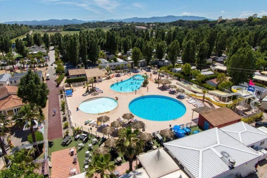 une vue aérienne d'une piscine dans un complexe hôtelier dans l'établissement Le Moorea Mobilhome Camping le Montourey 4 étoiles, à Fréjus