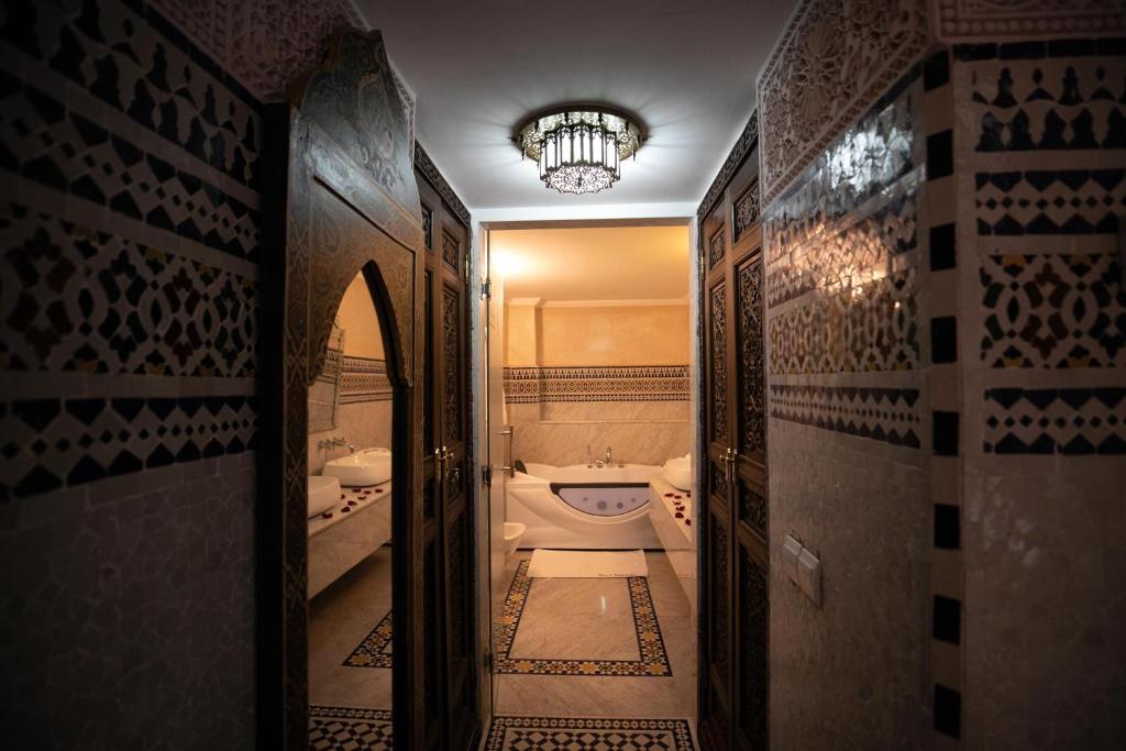 La salle de bains est pourvue de toilettes, d'une fenêtre et d'un couloir. dans l'établissement Riad Semlalia, à Fès
