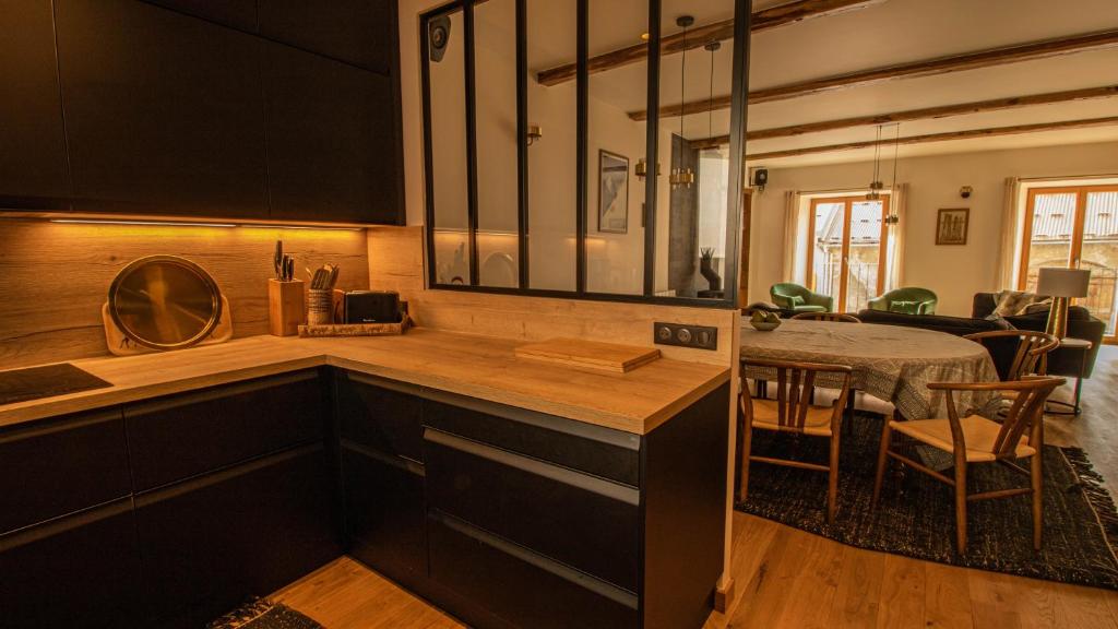 une cuisine avec un évier et une salle à manger dans l'établissement Chalet Peak Noir entier 12pers - Cosy House Peak Noir for 12people, au Monêtier-les-Bains