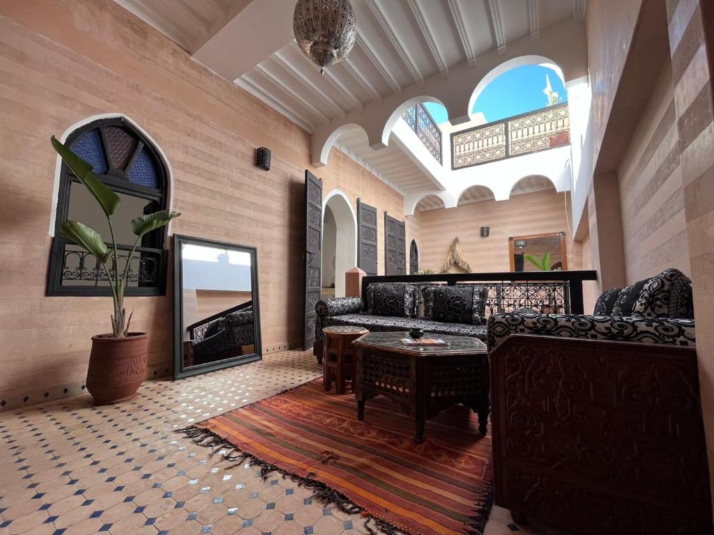 un salon avec un canapé et une table dans l'établissement Riad Black Doors, à Marrakech
